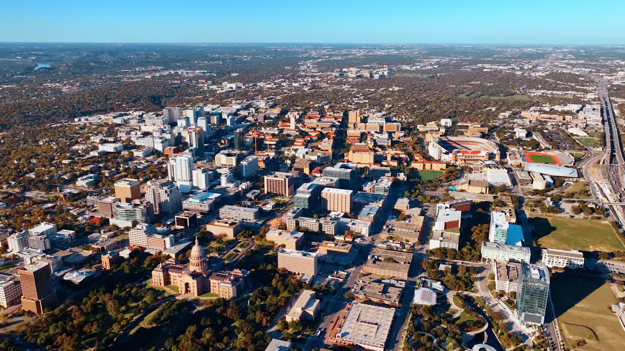 Austin, EUA, 21 de novembro de 2025: Ampla tomada aérea da cidade de Austin com o Capitólio Estadual do Texas. Vista de ângulo elevado do centro de Austin, apresentando o edifício do Capitólio Estadual do Texas, o estádio da Universidade do Texas e a malha urbana