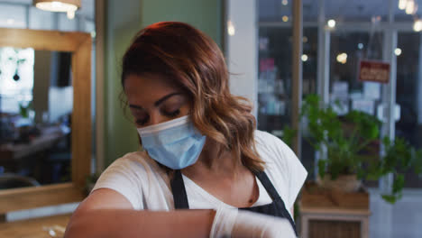 Peluquera-Con-Mascarilla-Estornudando-En-El-Codo-En-La-Peluquería