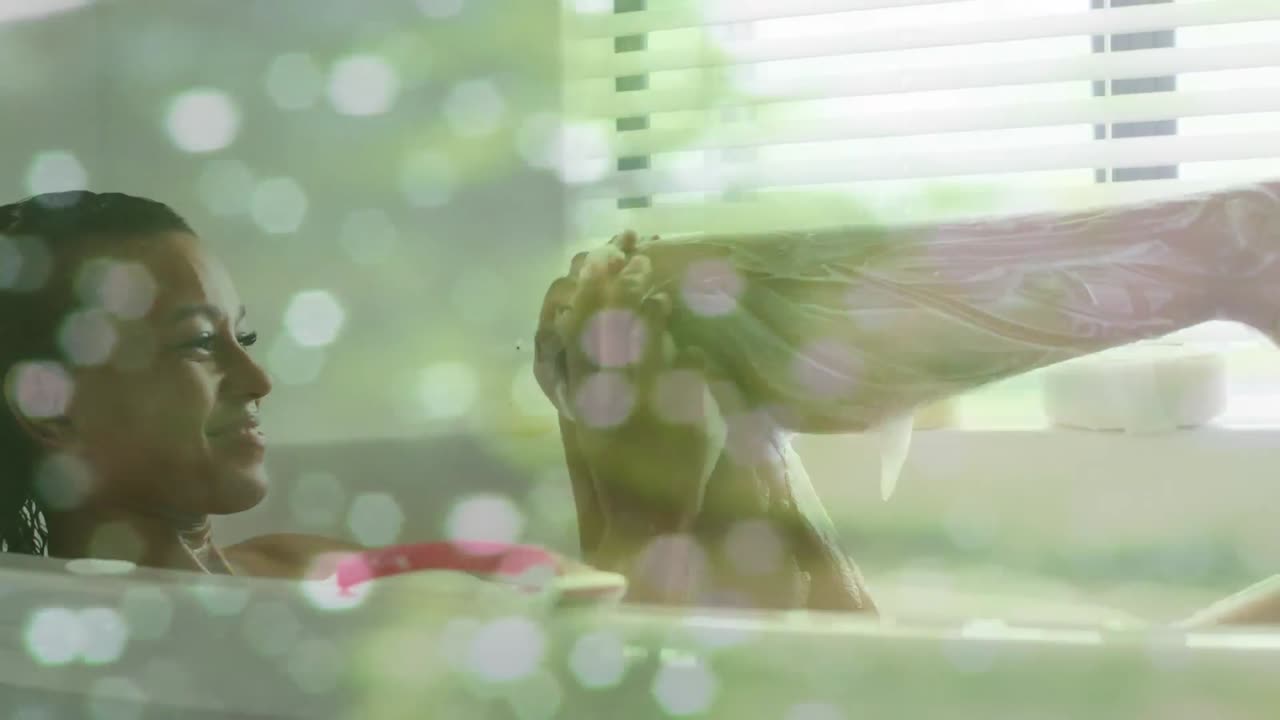 웃는 혼합 인종 여성이  ⁇  반점 위에서 목욕을 즐기는 애니메이션