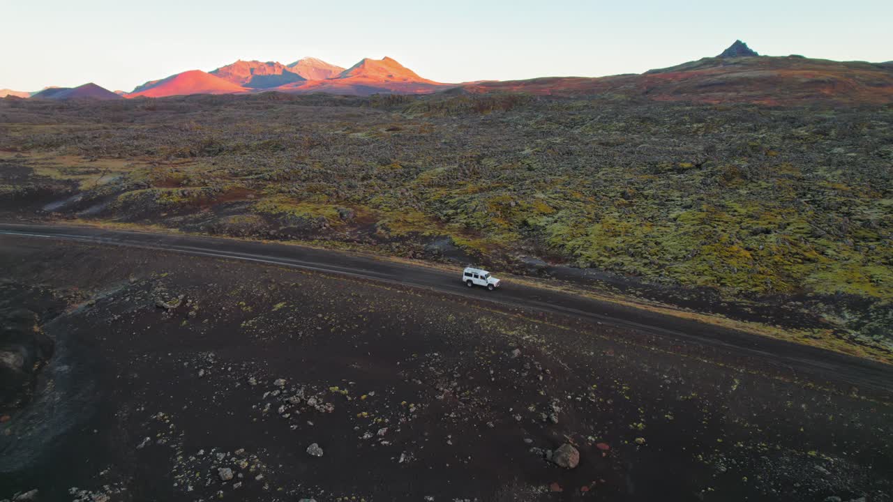 아이슬란드 화산 지형을 통해 운전하는 흰색 랜드 로버 suv