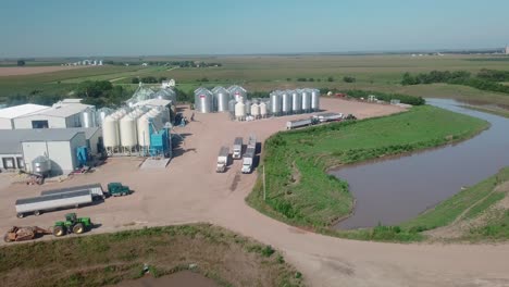 vista aérea de drones de una agroindustria de exportación internacional que exporta semillas de cobertura en todo el mundo ubicada en nebraska, ee.uu.
