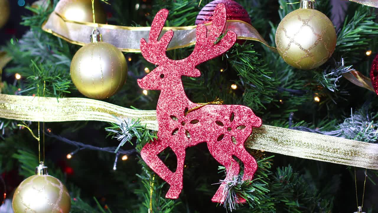 árbol de navidad con ornamento de renos brillantes y luces parpadeantes