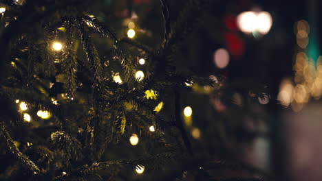ramas del árbol de navidad con luz y luz colorida en el fondo