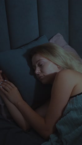 mujer durmiendo en la cama por la noche