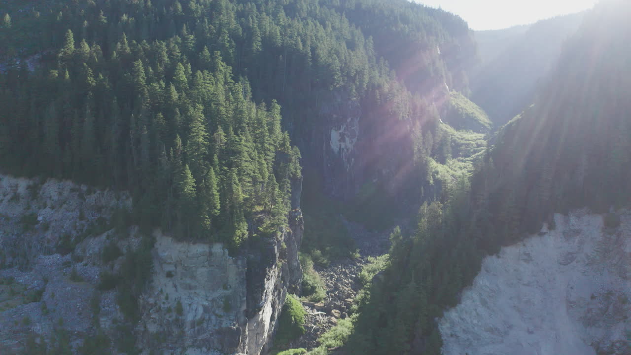 vista aérea del barranco en las escarpadas montañas del noroeste del pacífico con destellos solares