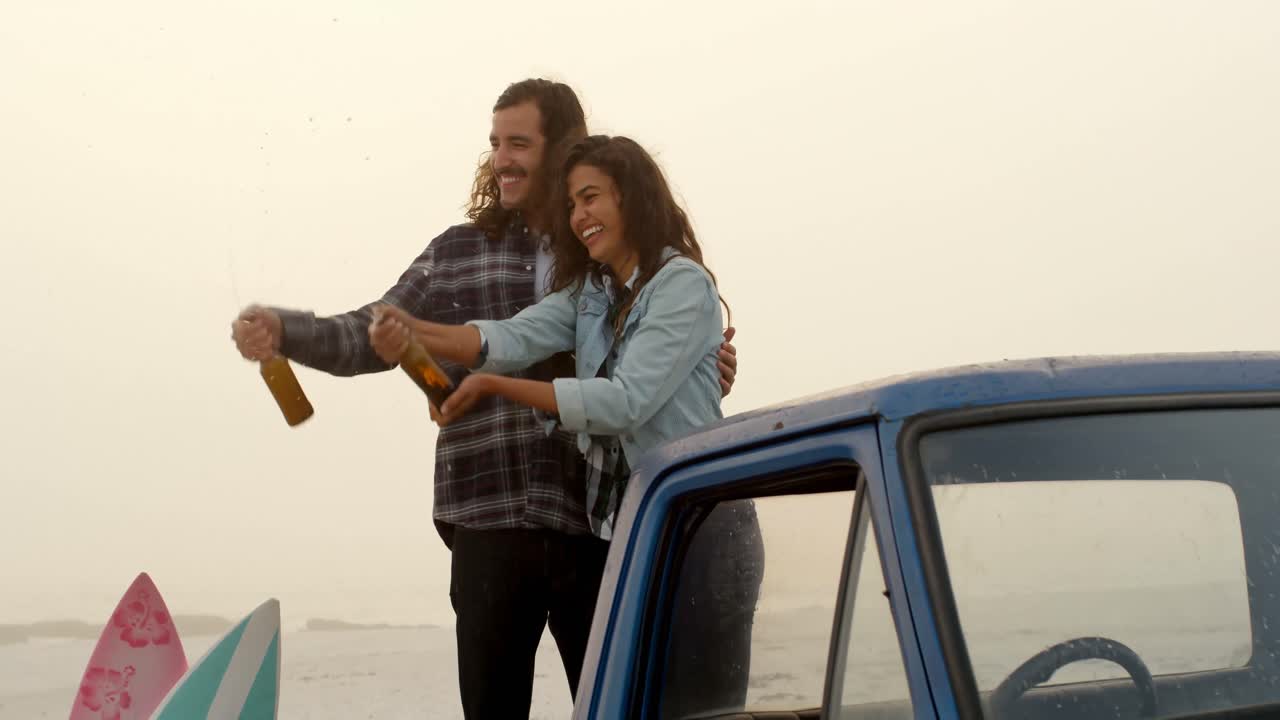 pareja divirtiéndose en el coche 4k