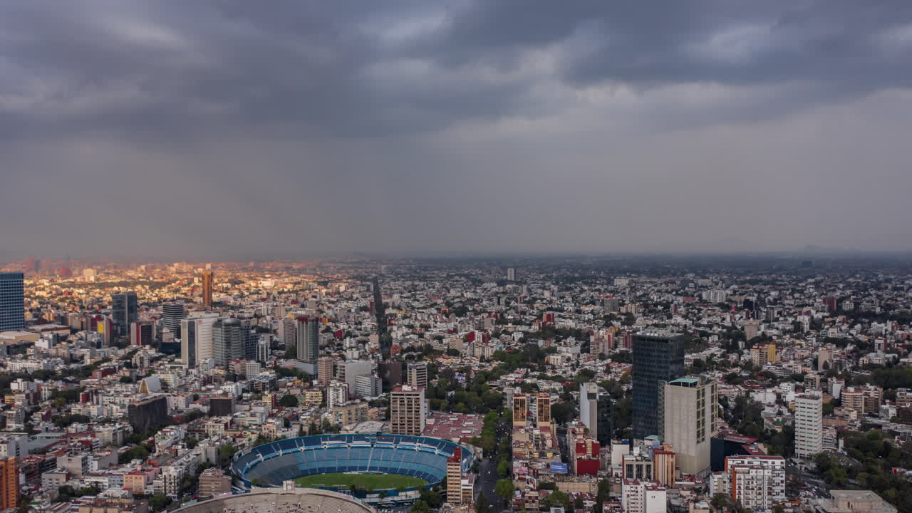 hiperpasa aérea de la arena de toros monumental plaza de toros méxico en el día de la celebración de la virgen de guadalupe