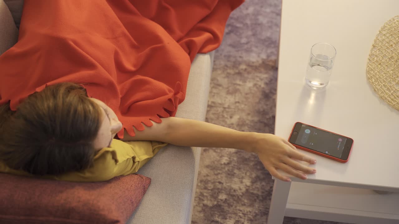 잠자는 여자의 전화가 울리고 소녀는 깨어납니다.