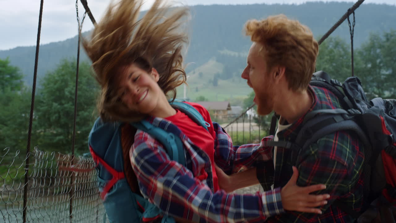 пара туристов веселится на мосту на реке. счастливые туристы наслаждаются отдыхом.