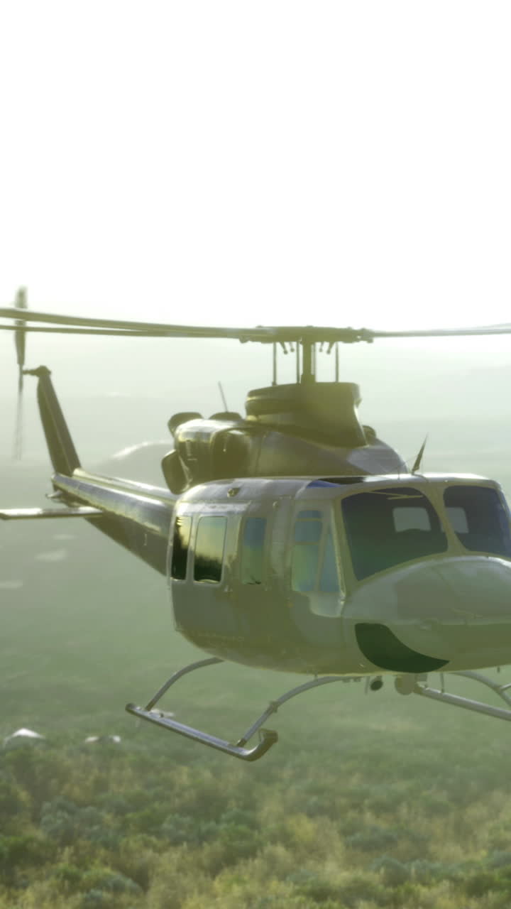 Helicóptero voando sobre a paisagem ao pôr do sol perto das montanhas