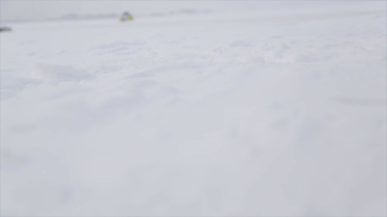 человек, идущий по снегу