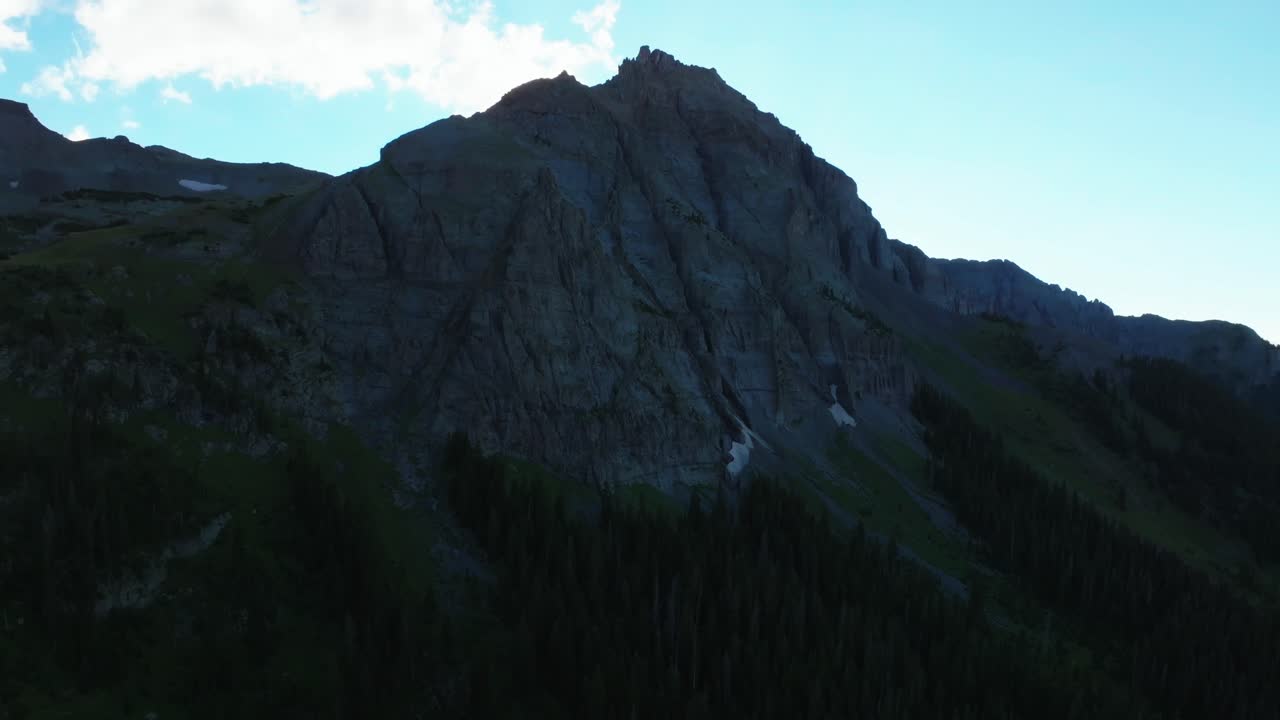 산 sneffels, rocky mountains, peak wilderness, ridgway, telluride, colorado, airborne drone, summer, sunset, dusk, golden hour, shaded peaks, lower blue lake, san juan, uncompahgre, national forest, forward, pan up, 그리고 그 밖의 산들 중에서도 가장 높은 산은 산입니다.