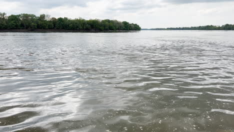 Remolinos-En-El-Río-Danubio-En-Apatin,-Serbia