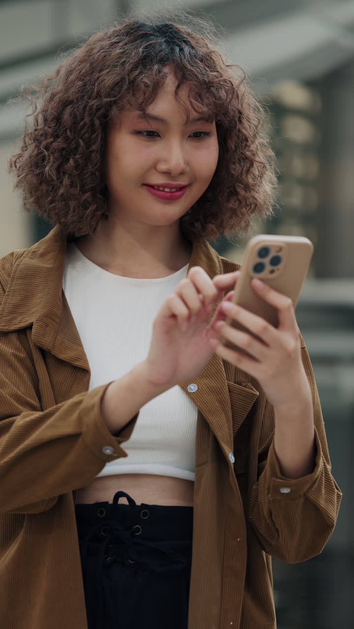 mujer joven usando teléfono inteligente en la ciudad