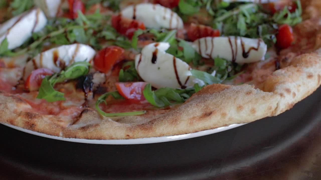 cámara lenta primer plano de pizza