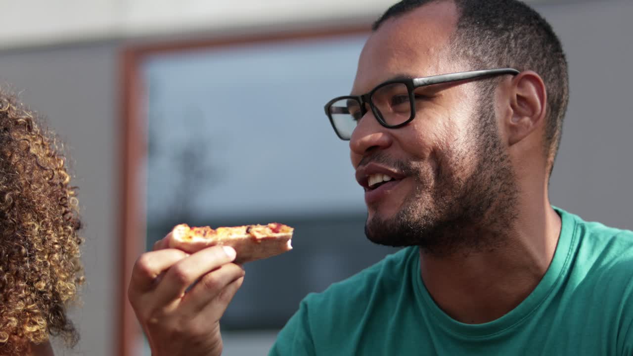 amigos felices comiendo pizza