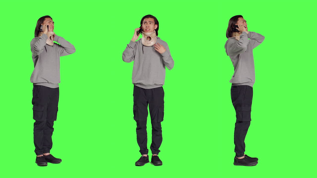 목걸이를 착용한 사람이 전화에 응답합니다.