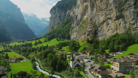 Revelación-Aérea-De-Lauterbrunnen,-Suiza