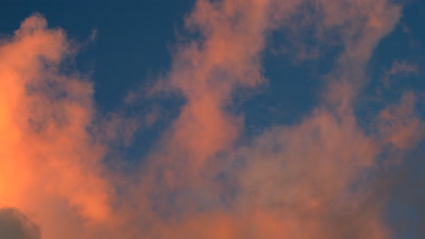 las hermosas nubes rojas ardientes durante la puesta de sol - inclínelas hacia arriba