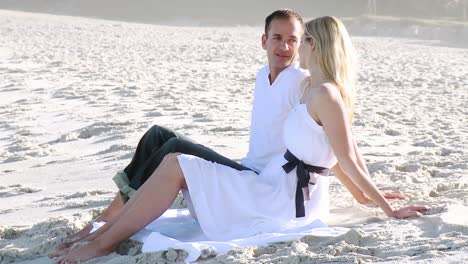 Hombre-Y-Mujer-Relajándose-En-La-Playa-Durante-El-Día