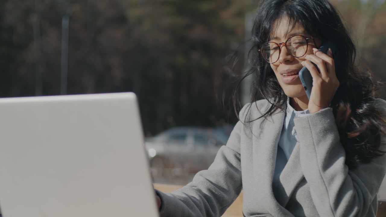 mujer de negocios trabajando en una computadora portátil al aire libre