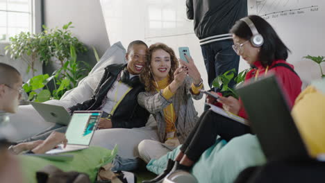 hermosas jóvenes estudiantes de negocios que usan teléfonos inteligentes tomando fotos juntas compartiendo amistad en las redes sociales disfrutando de la tecnología de cámaras de teléfonos móviles en diversas oficinas