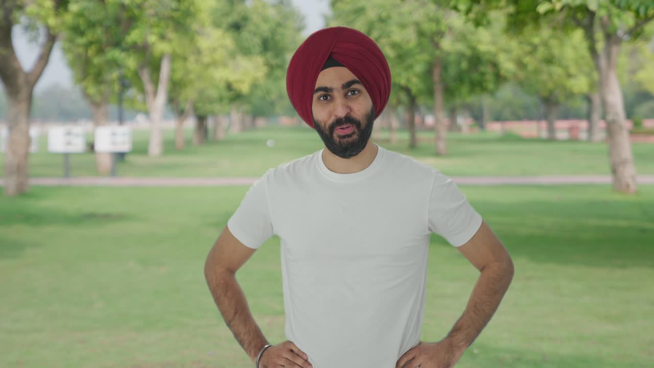 hombre indio sikh feliz recibiendo una sorpresa en el parque