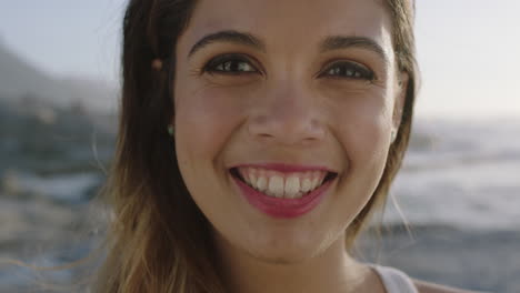 retrato de una hermosa mujer independiente sonriendo en las vacaciones de verano en la playa