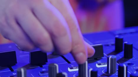 dj mezclando musica