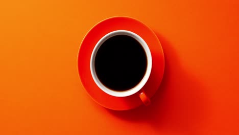 taza de café en platillo