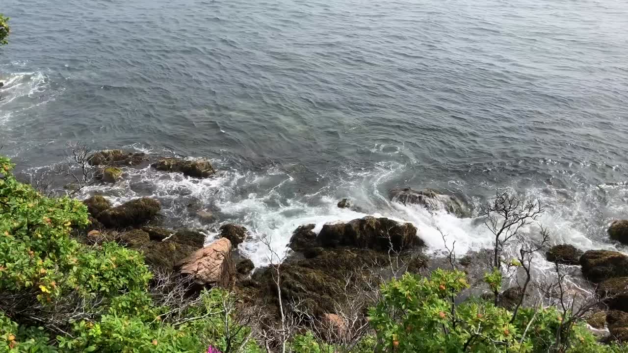 las olas golpean las rocas en la costa de maine