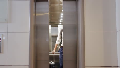 viaje, ascensor de hotel y hombre con maleta