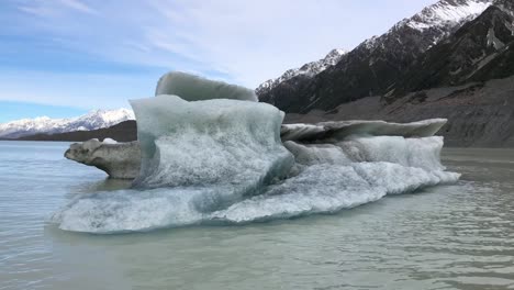 hielo en el lago glaciar de tasmania