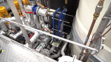 intercambiador de calor de placas dentro de la sala de máquinas de los barcos: desde el primer plano hasta la descripción general