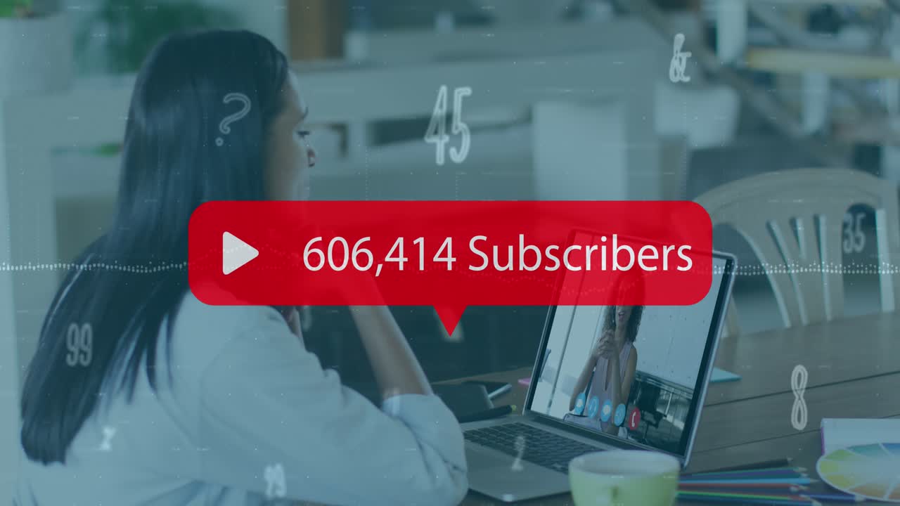Animasjon av medieikon og databehandling over forretningskvinne som har videosamtale