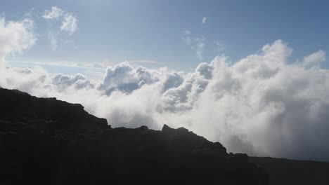 el pico de la montaña por encima de las nubes