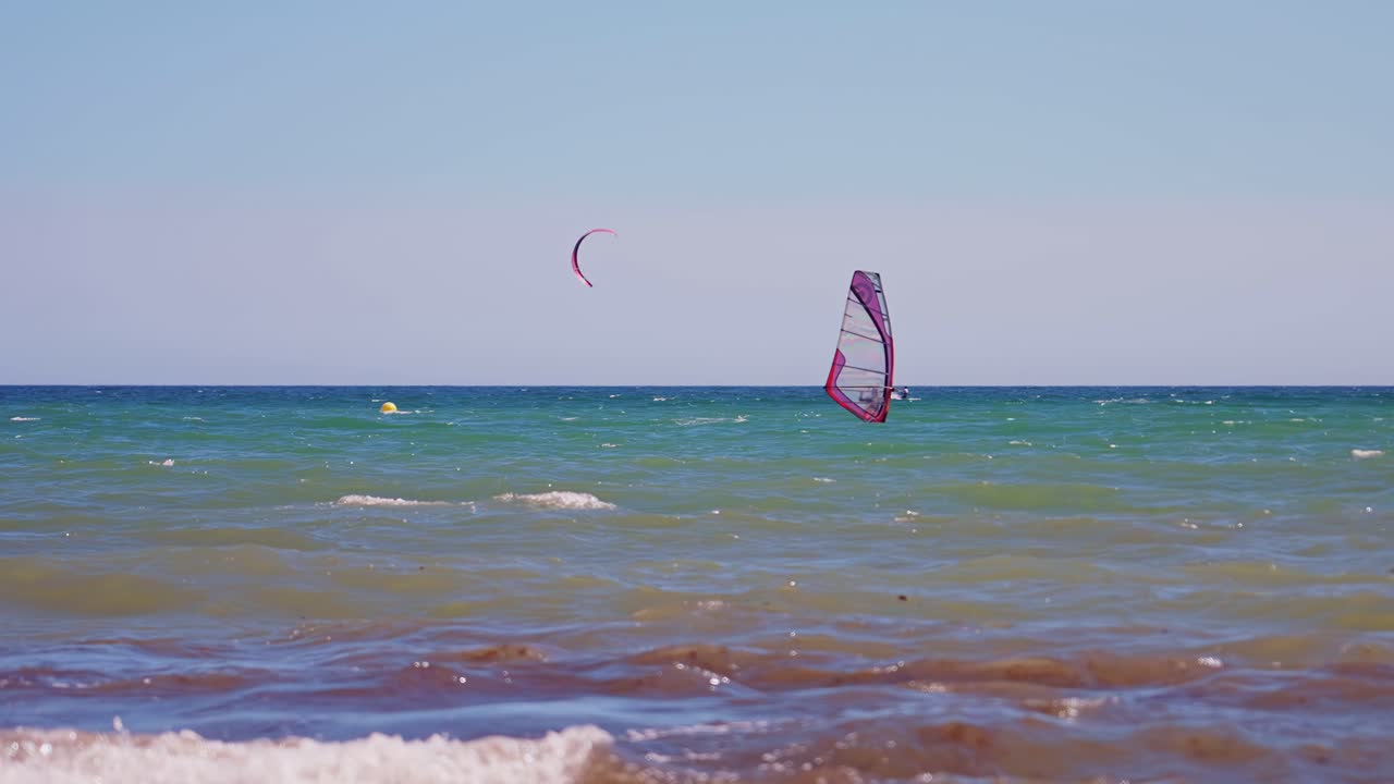 windsurfista en cámara lenta