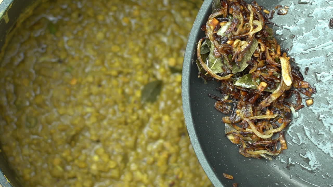 프라이팬 내용물을 극단적으로 클로즈업