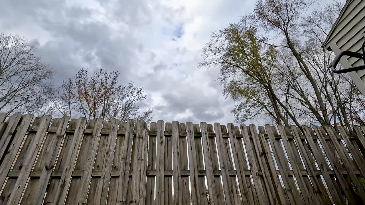 Ripresa in time-lapse di un cielo nuvoloso dal cortile di casa
