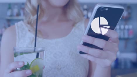 animación de un gráfico de pastel, sección media de una mujer caucásica usando un teléfono celular y sosteniendo una bebida saludable
