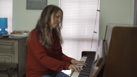 Hermosa-Y-Talentosa-Mujer-Tocando-El-Piano-Apasionadamente.-Tiro-Medio