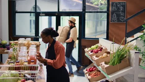 El-Vendedor-Local-De-La-Tienda-De-Comestibles-Organiza-La-Comida.