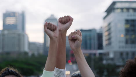 Foto-De-Un-Grupo-Irreconocible-De-Mujeres-Criando