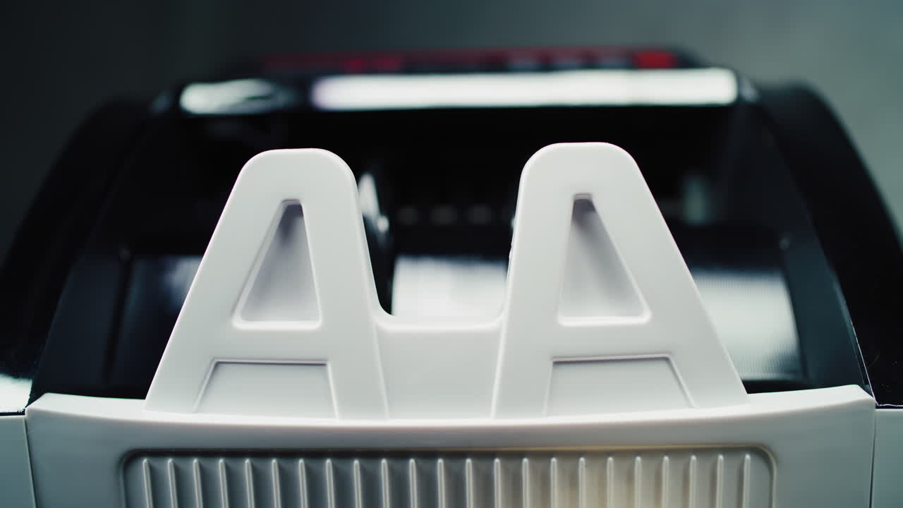 우크라이나 그리브니아 지폐 를 기계 로 세우고 있다