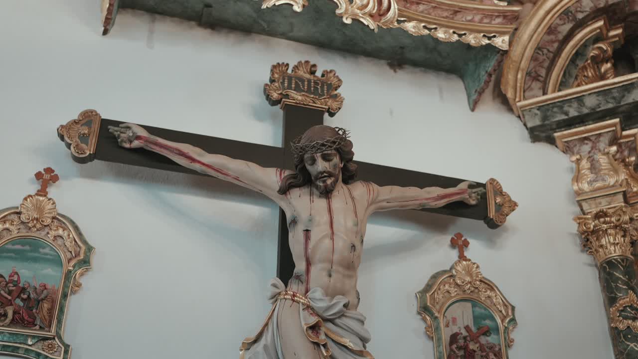 Statua religiosa di un crocifisso montata sulla parete interna di una chiesa