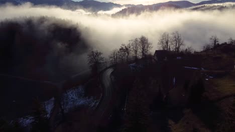 aldea tradicional fundata en las montañas rumanas, que muestra el estilo de vida rural y la belleza natural