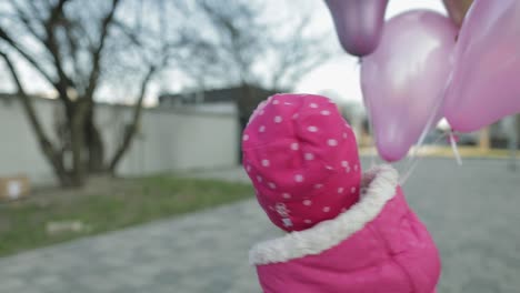 Glückliches-Süßes-Kind-Auf-Der-Straße-Mit-Luftballons-Mit-Helium.-Geburtstagsparty