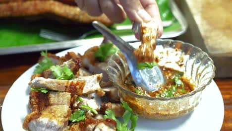 degustación de deliciosa panceta de cerdo en rodajas con salsa picante a la vista
