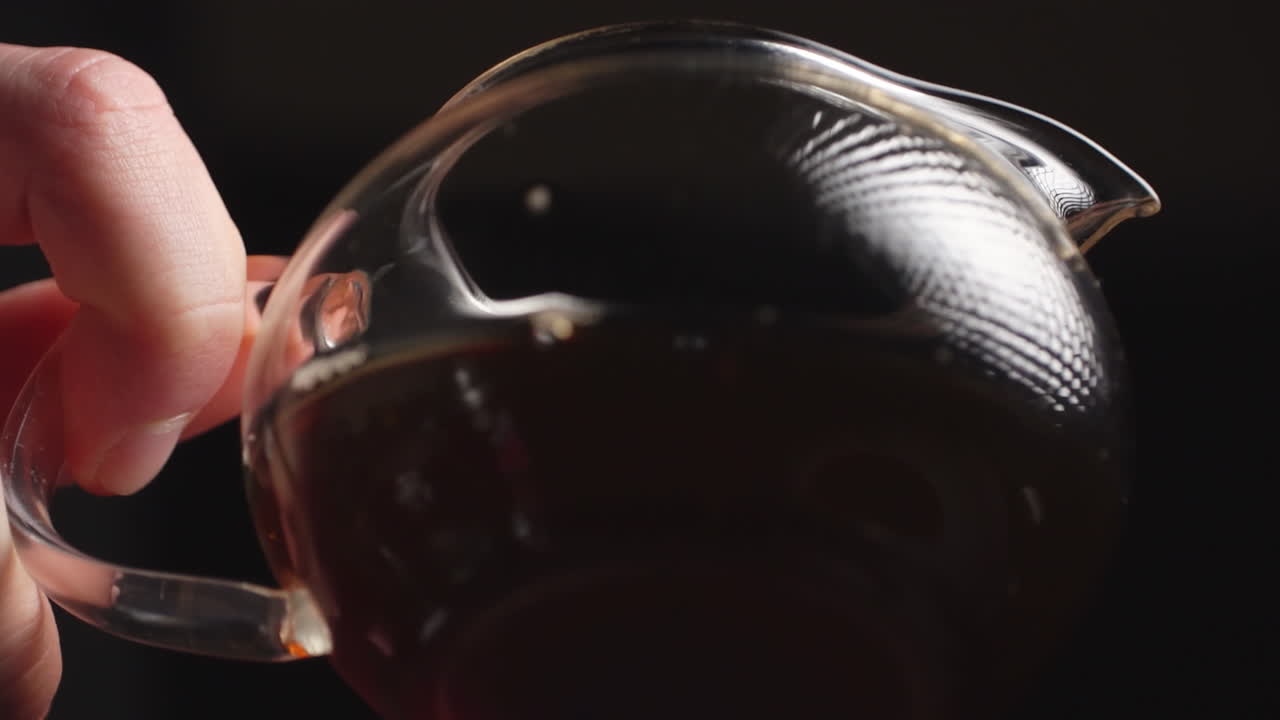 наливать кофе из стеклянной кастрюли