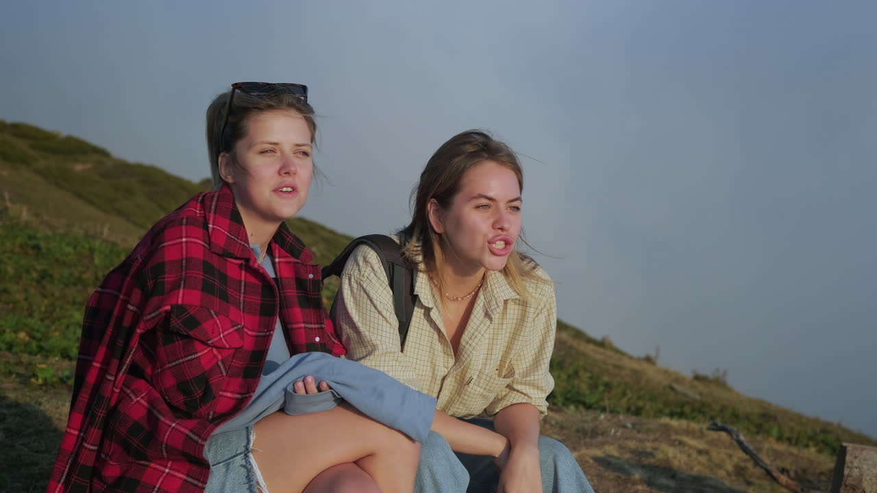 아름다운 해가 지는 산책 을 즐기는 두 친구